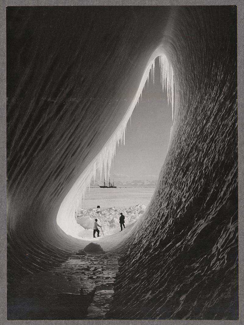 1911: Antarktiszi expedíció egy jéghegy belsejéből fotózva