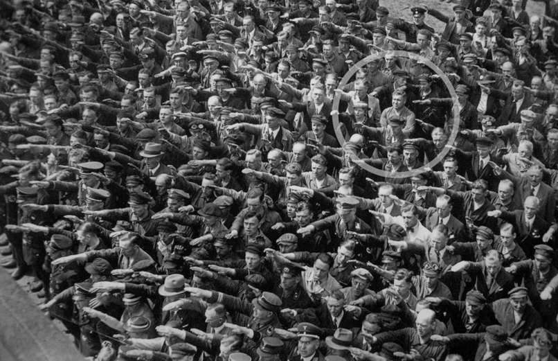 1936: Egy ember nem emeli a kezét