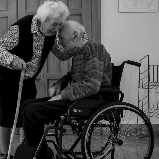 Két idős ember 101 nap elkülönítés után újra láthatta egymást! Ez volt az első “szakításuk” 70 éve!