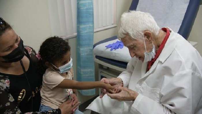 Dr. Andy, a 101 éves gyerekorvos, aki még mindig imádja a munkáját!