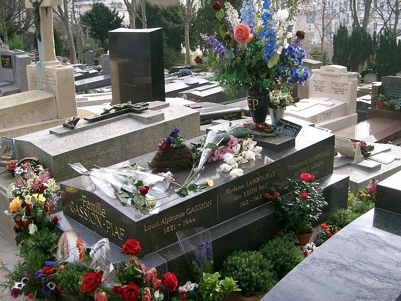 Édith Piafot “kis csalogánynak” hívták szomorkás, jellegzetesen rekedtes hangja miatt, ám élete tele volt szenvedésekkel
