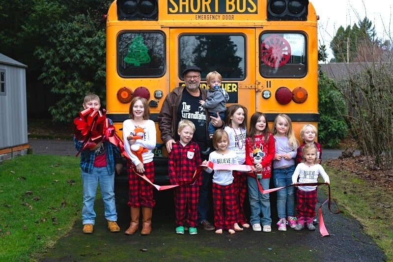 A nagyapa vásárolt egy iskolabuszt, hogy reggelente iskolába vigye 10 unokáját