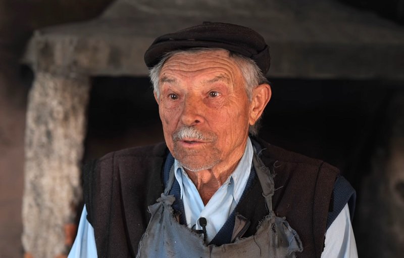 „Most a leányok udvarolnak a legényeknek” - A 80 éves erdélyi Berci bácsi mesél a régi időkről