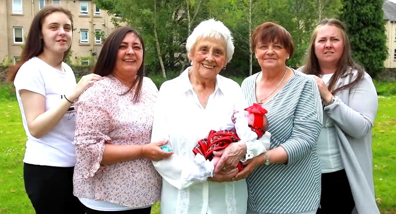 90 unokája van a 86 éves néninek: “Szerencsés vagyok, nagyon jó, hogy ilyen nagy családom van"