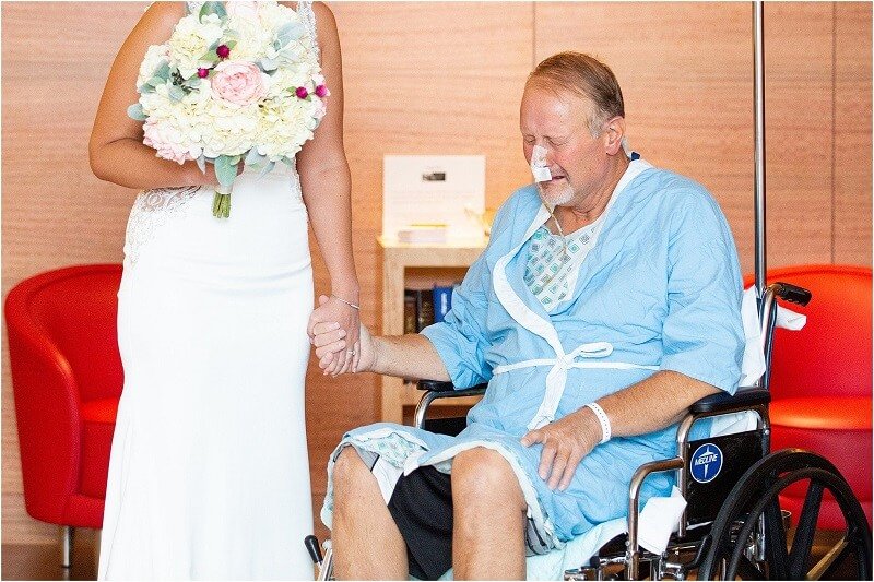 Az édesapa túl beteg volt hozzá, hogy elmenjen lánya esküvőjére, ezért a menyasszony meglepte őt a kórházban