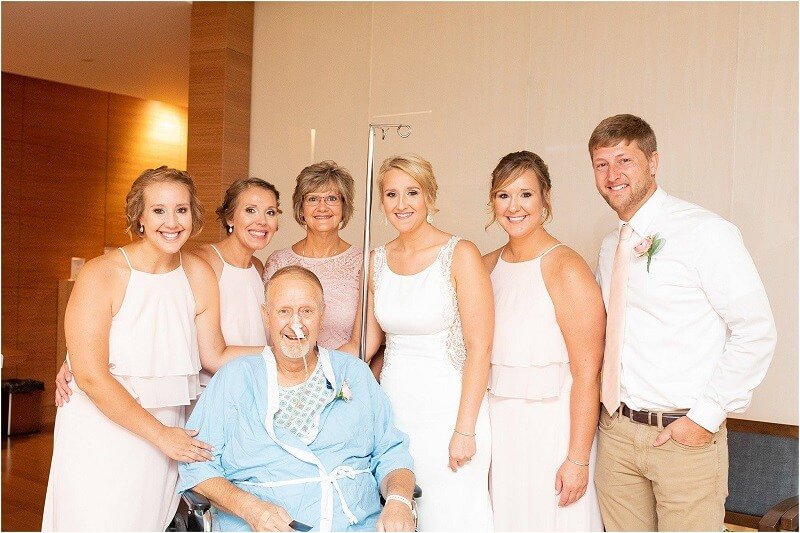 Az édesapa túl beteg volt hozzá, hogy elmenjen lánya esküvőjére, ezért a menyasszony meglepte őt a kórházban