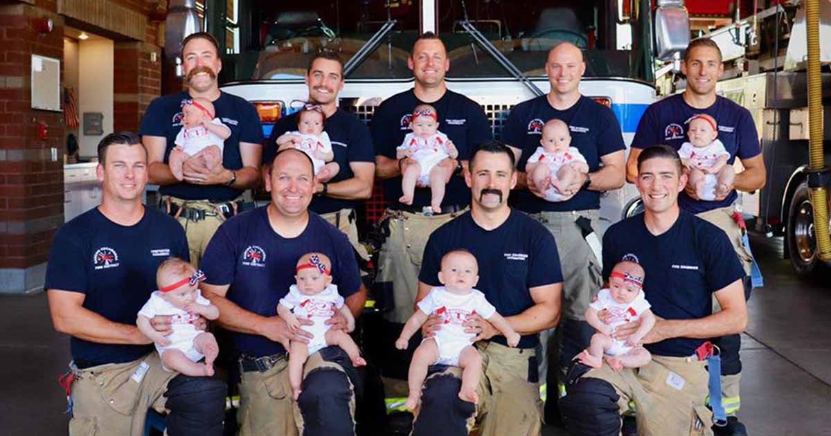 Egyszerre lett apuka a 9 tűzoltó: boldogan mutatták meg gyerekeiket