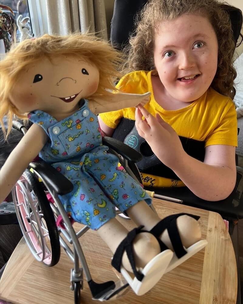 Egy nő segít a fogyatékkal élő gyerekeknek elfogadni magukat, olyan babákat készít, amelyek úgy néznek ki, mint ők