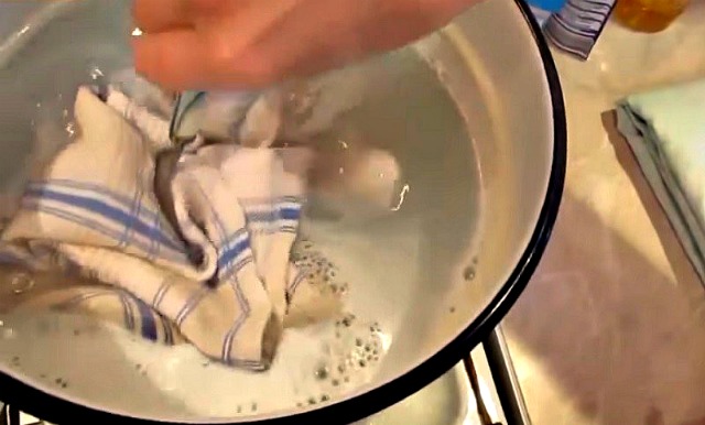 Hogyan mossuk patyolat tisztára a konyhai törlőkendőket? Egy ötlet, amitől patyolat fehérek lesznek a kendők!