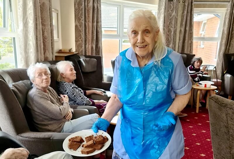 A 83 éves hölgy beállt önkéntesnek az öregek otthonába ahol élt, hogy segítse a személyzet munkáját! 