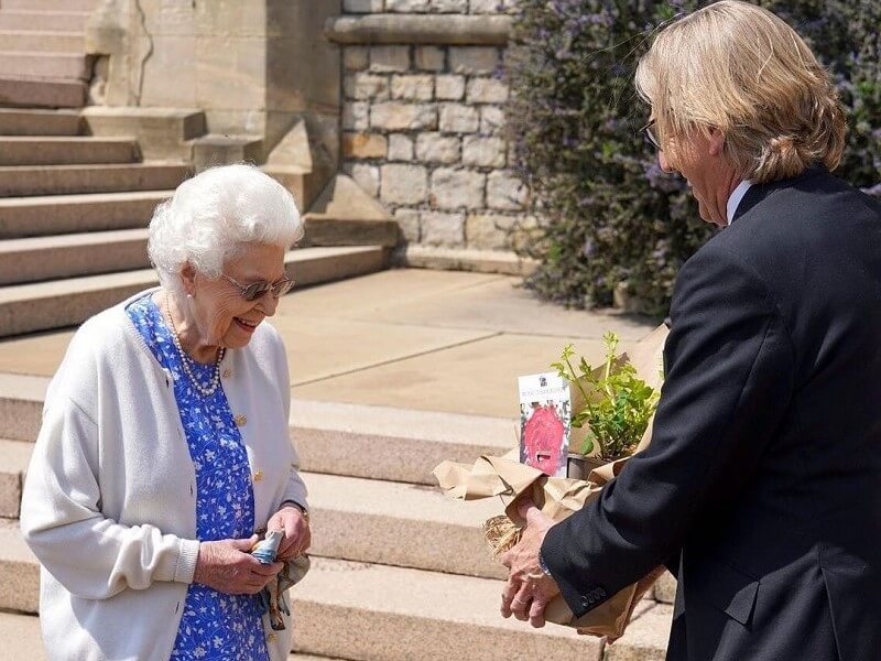 Erzsébet királynő rózsát ültetett a nemrég elhunyt Fülöp herceg 100. születésnapján