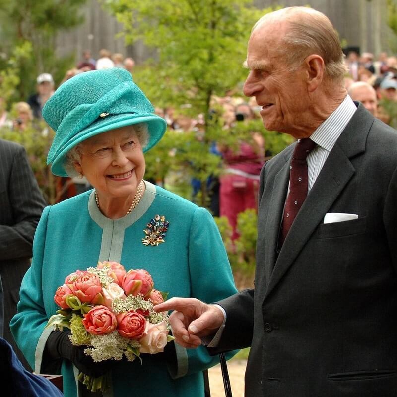 Erzsébet királynő rózsát ültetett a nemrég elhunyt Fülöp herceg 100. születésnapján