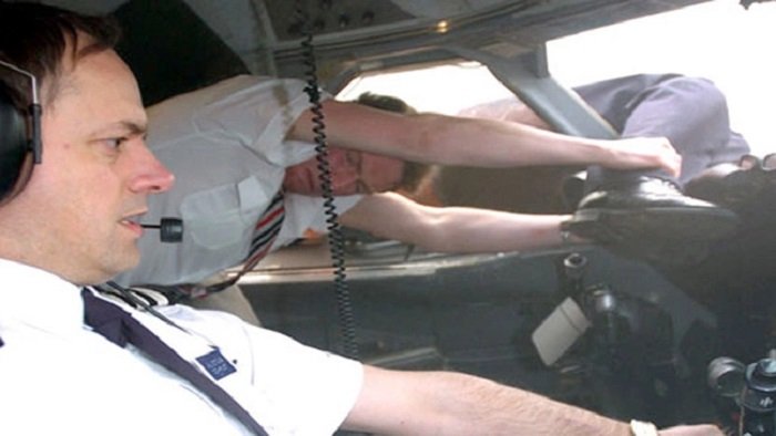 A pilóta története, aki 5.000 méter magasságban kirepült a pilótafülke ablakán, de túlélte az esetet