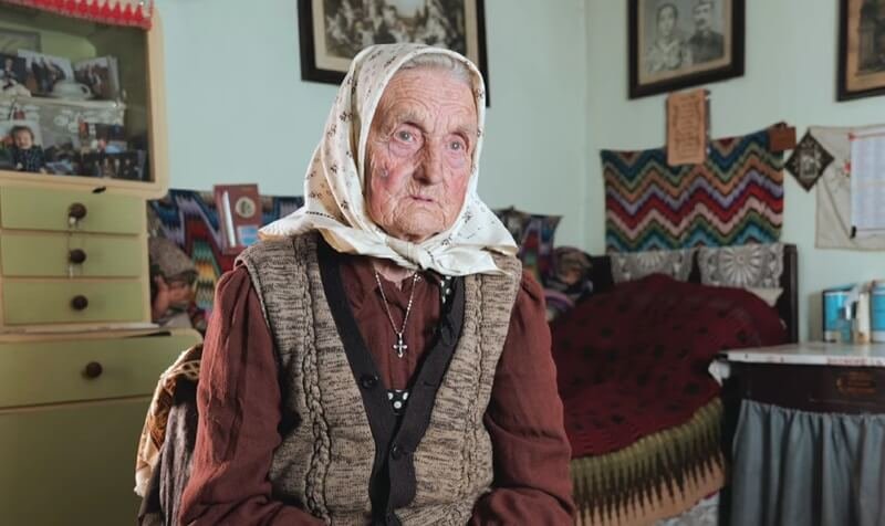 “Magyarnak lenni a legjobb" - Amália néni 94 évesen is tehenet tart, zöldséget termeszt a kertben