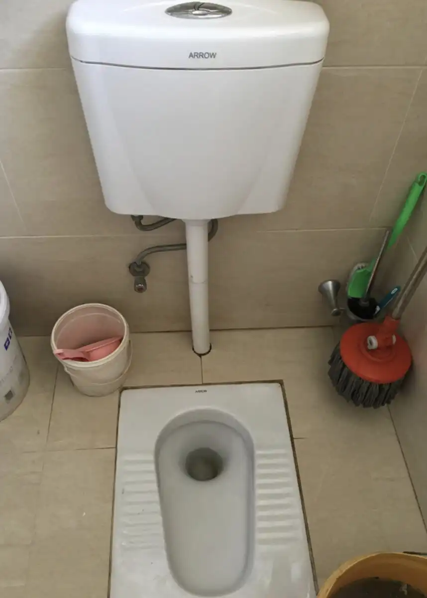 furcsa lakás, hűtő a hálószobában, Kína, Kínai lakások, kínai lakhatás, kínai WC, konyha nélkül, lakáselrendezés, lakáskeresés Kínában, padló WC, pekingi lakás